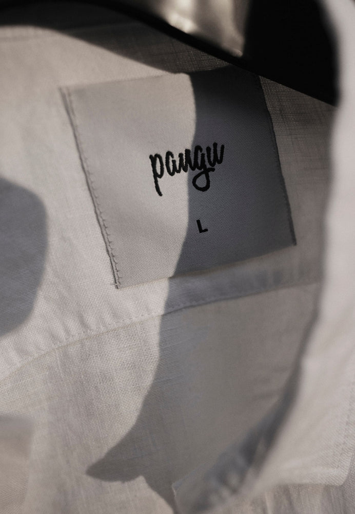 
                
                    Laden Sie das Bild in den Galerie-Viewer, PREORDER: Essential Leinenhemd - Hemd - Pangu
                
            